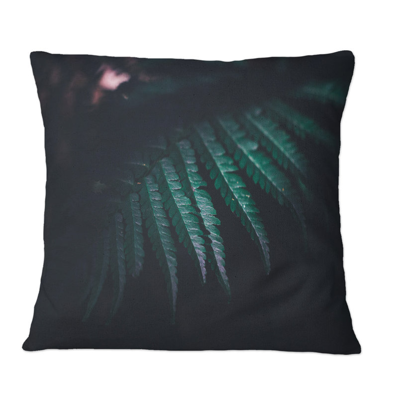 Coussin décoratif à imprimé de feuilles de fougère vert foncé sur fond noir I, 16 po x 16 po
