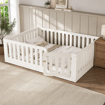 Lit Montessori en bois massif avec barrière haute et porte pour enfants, sans sommier.