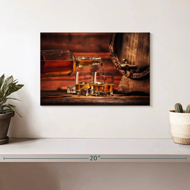 Yarlin whisky sur une table en bois, H 8 po x l 12 po