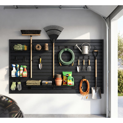 Système de rangement pour garage en PVC, panneaux à lattes de 2,44 m x 1,22 m, avec ensemble de 31 accessoires pour outils de jardin.