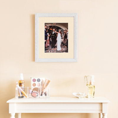 Cadre photo Arttoframes 6 po x 8 po blanc cassé délavé sur bois de frêne avec passe-partout simple de 2 po disponible en plus de 60 couleurs, pour des photos de 6 po x 8 po avec le tapis ou des photos de 10 po x 12 po sans le tapis