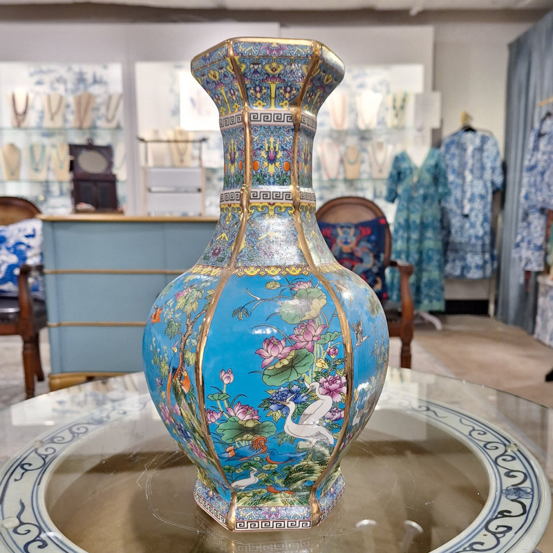 Vase hexagonal en porcelaine avec oiseaux et fleurs