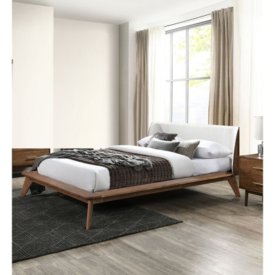 Grand lit en noyer massif de style Mid-Century moderne, lit plateforme avec tête de lit à oreilles en tissu, pieds fuselés, tête de lit prête à accueillir matelas