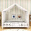 Lit maison avec lattes et garde-corps-112216894-112216895