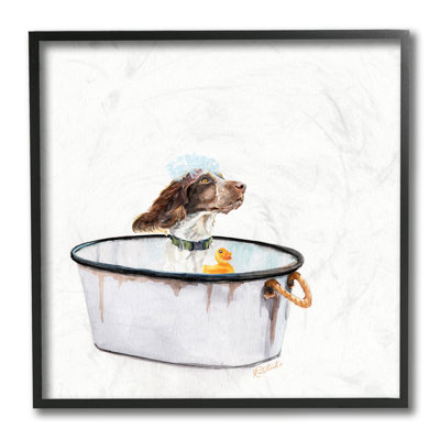 Chien dans une boîte de bain avec canard en caoutchouc