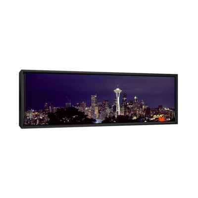 Gratte-ciel dans une ville éclairée la nuit, Space Needle, Seattle, King County, Washington State, 2010 par Panoramic Images - Reproduction giclée sur toile panoramique
