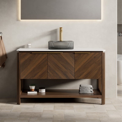 Meuble-lavabo de salle de bain, meuble de rangement autoportant en contreplaqué avec 3 portes rayées diagonales et tablette ouverte, lavabo en verre de transport noir et plateau en pierre frittée blanc de Carrare