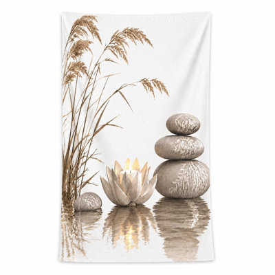 Serviette de plage 1Pcs Zen Stones et Lotus Flower, avec des roseaux délicats, un motif de pierre empilée avec une bougie allumée, créant une scène sereine et tranquille. Idéal pour les sorties, la détente au spa et les voyages. Grande serviette unisexe en microfibre.