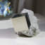 Pyrite cubique Antley défiant la gravité