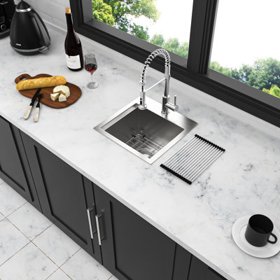 Évier de cuisine encastrable en acier inoxydable de calibre 18 de 15 po, cuve simple avec revêtement de protection, conception en pente autour du trou d'eau pour un drainage complet, rebords à usages multiples, drain inclus