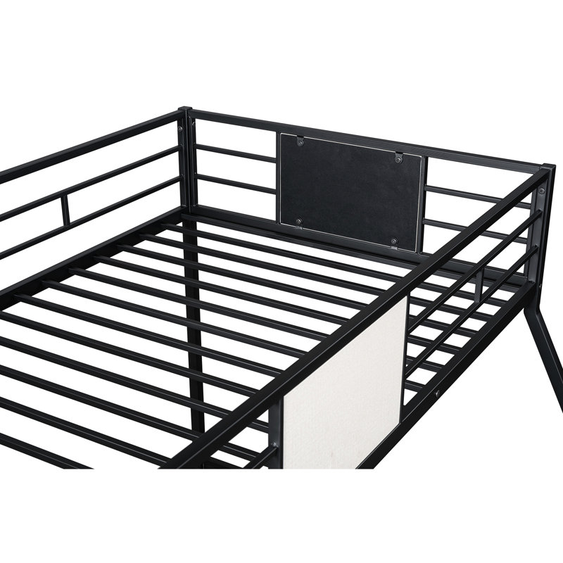 Lit superposé simple au-dessus d'un lit double noir dans un style contemporain, structure en métal, conception à deux tons, côté, mise à niveau des caractéristiques de la chambre avec look, pièce maîtresse