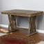 Ensemble de table de salle à manger Mid-Century en bois massif 7 pièces avec une table de cuisine extensible avec des feuilles de 12 pouces et des chaises rembourrées avec des coussins gris dans une finition brun doré, 6 places assises.