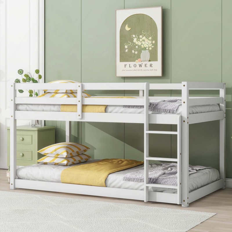 Lit superposé simple au-dessus d'un lit simple en bois massif avec échelle, lattes renforcées et design contemporain pour une utilisation optimale de l'espace