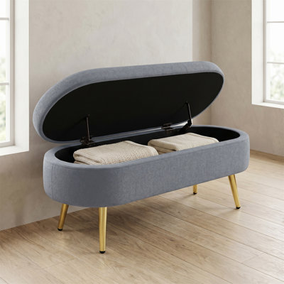 Le repose-pieds avec rangement, fabriqué en tissu de flanelle douce, peut servir à la fois de repose-pieds et de siège supplémentaire, avec des pieds en métal robustes.