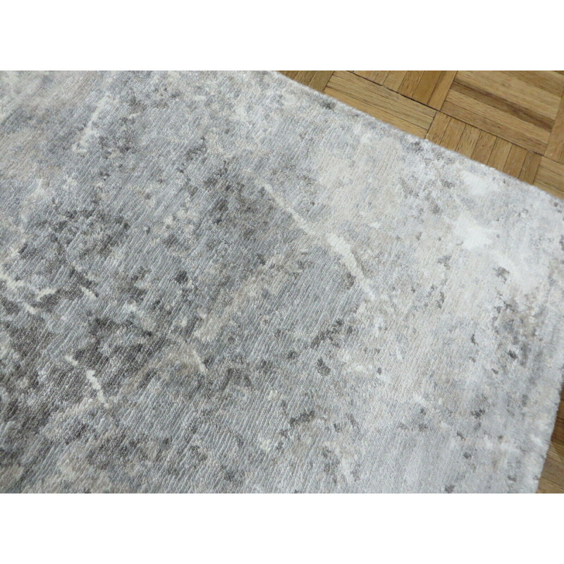 Tapis gris en soie noué à la main de conception unique 1 pi 11 po x 3 pi Bettine