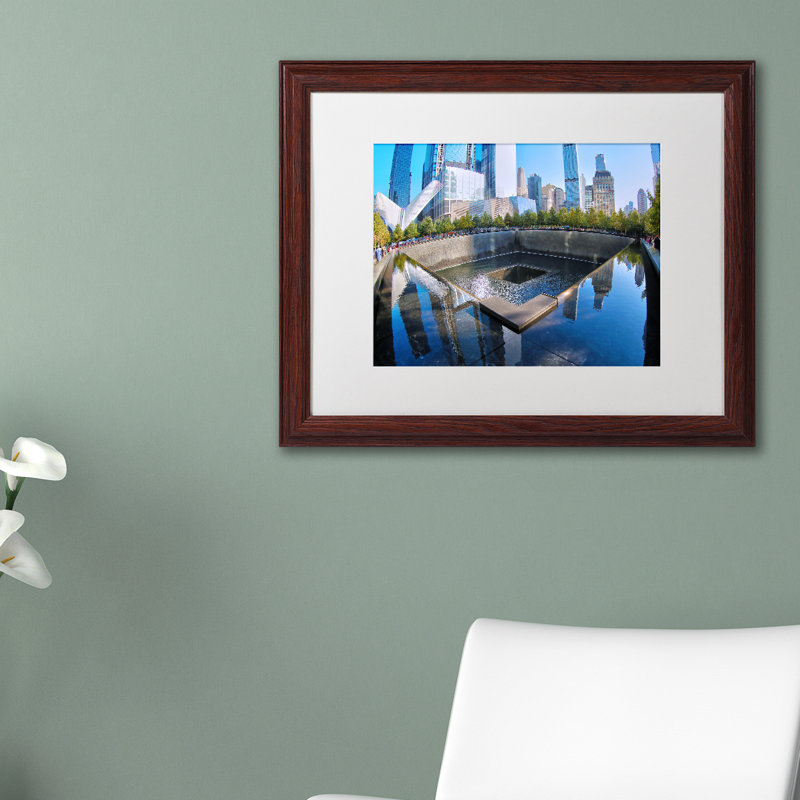 «911 Memorial» par Caliel, reproduction de photo encadrée, H 16 po x l 20 po x P 0,5 po, Beige, Blanc