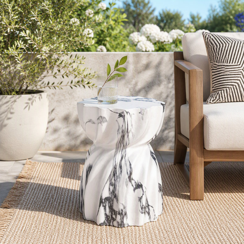 Table d'appoint sculpturale MGO avec motif cannelé torsadé et finition marbre authentique