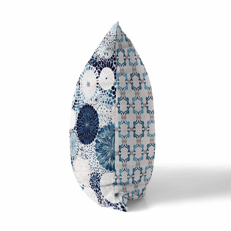 Coussin décoratif réversible intérieur / extérieur Crystal Drift, H 20 po x l 20 po, Bleu / blanc floral / géométrique