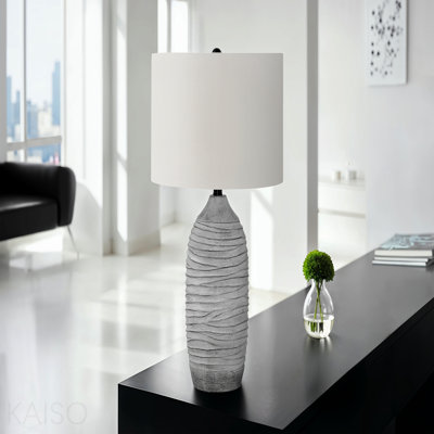 Lighting, H 27 po, lampe de table, résine grise, abat-jour ivoire / crème, moderne