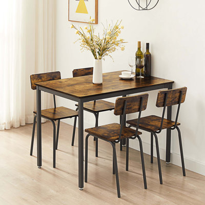 Ensemble repas pour quatre personnes