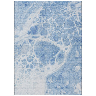 Tapis intérieur / extérieur bleu ciel et bleu denim lavable HomeRoots 5 pi x 8 pi
