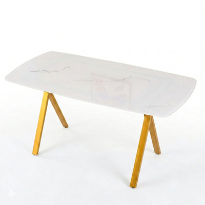 Table de salle à manger rectangulaire avec un plateau en verre trempé avec un motif en marbre et des pieds en métal doré, idéal pour les repas au restaurant.