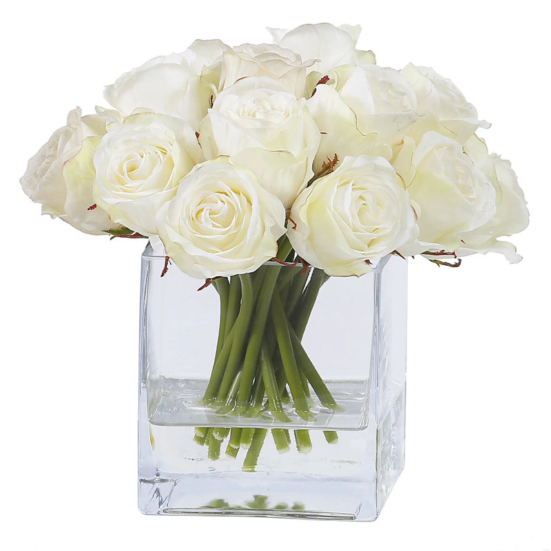 Arrangements floraux de roses artificielles dans un vase