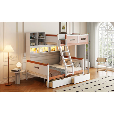 Lit superposé simple au-dessus d'un lit double avec tablettes éclairées à DEL, lit blanc, bordure orange, peu encombrant