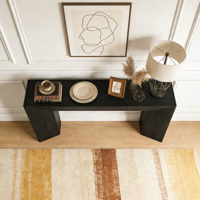Console en bois avec canapé et couloir