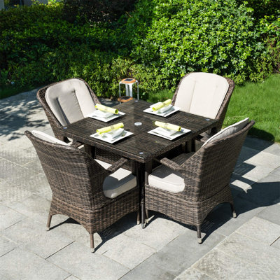 Ensemble repas d'extérieur 5 pièces avec table carrée en osier et coussins Abrihome