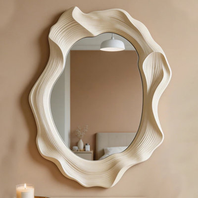 Miroir mural en crème avec cadre en bois ondulé irrégulier