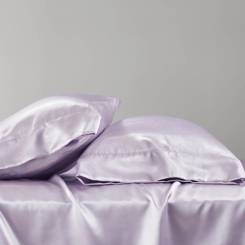 Lit simple en satin - Rides - Élégance. Convient aux matelas de 16 po ou moins. Comprend 1 drap plat et 4 taies d'oreiller ajustées. Lisse, pour les cheveux... Draps 100% luxueux. Confortable.