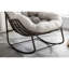 Fauteuil de véranda beige avec fonction bascule pour profiter du plein air -