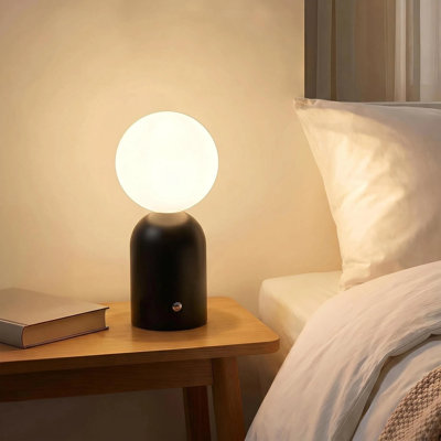 Lampe de table sphérique en verre opale 10,8 po avec pile rechargeable intégrée, charge USB-C, lumière DEL à intensité variable, base noir mat et abat-jour sphérique pour le salon, la chambre à coucher ou la salle d'étude