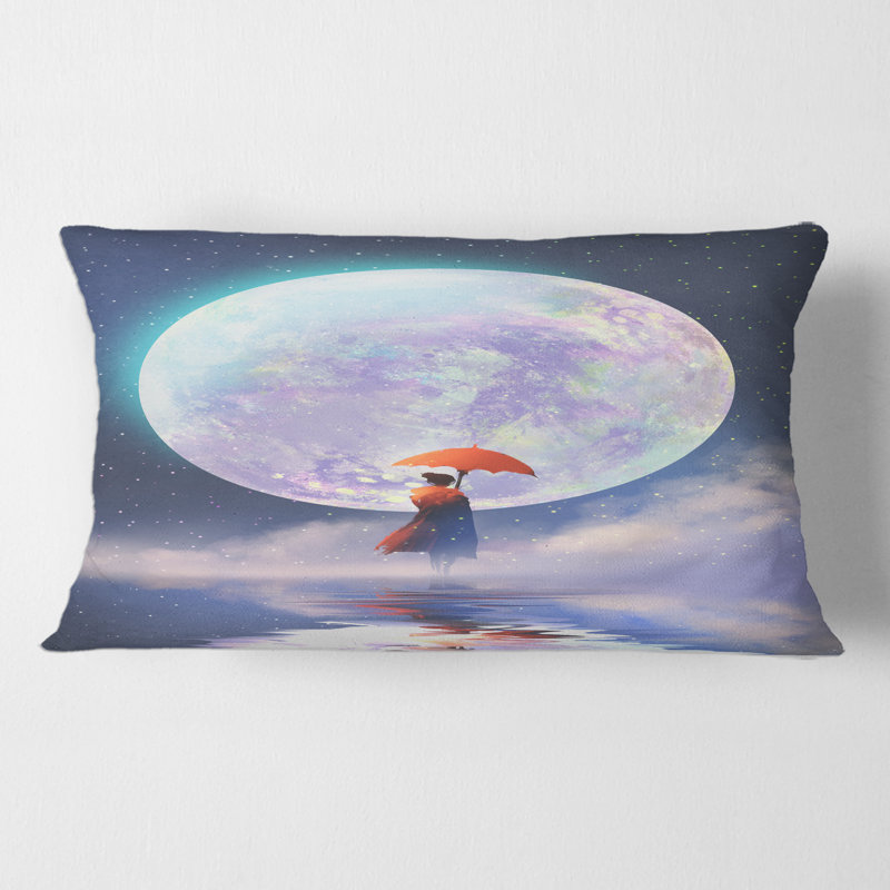 Femme avec parapluie debout sur l'eau contre la lune, housse de coussin rectangulaire et insert