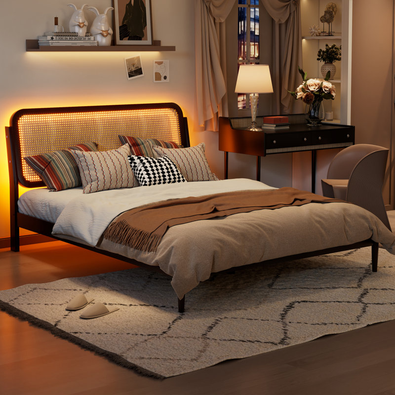 Cadre de grand lit avec tête de lit en rotin et base de lit en bois avec lumière DEL
