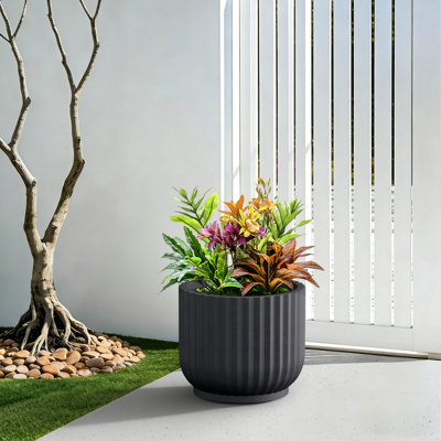 Jardinière ronde en béton de 14 po avec passe-tringle en béton noir mat (intérieur amélioré) avec trou de drainage