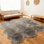 Tapis gris luxueux en fausse peau de mouton