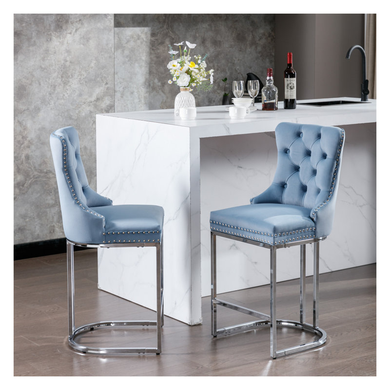Ensemble de 2 tabourets de bar de 26 po à hauteur de comptoir, tabourets de bar modernes en velours avec dossier à boutons et garniture de rivets, tabourets de bar bleu clair avec base en métal chromé