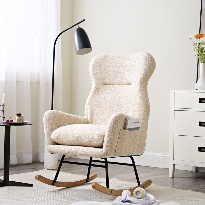 Fauteuil à bascule en métal beige avec structure rembourrée et ergonomique