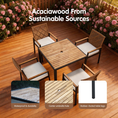 Ensemble de salle à manger 5 pièces pour patio toutes saisons, table carrée en bois d'acacia avec trou pour parasol, fauteuils en rotin PE jaune avec rembourrage en mousse épaisse de 1,96 pouce, ensemble de conversation extérieur résistant aux rayons UV d'une capacité de 352 lb pour la cour de jardin
