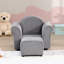 Canapé rembourré pour enfants avec repose-pieds, une option de siège confortable et durable pour que les petits puissent se détendre et jouer.