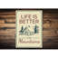 «Life Is Better In The Mountains», panneau en aluminium-58278773