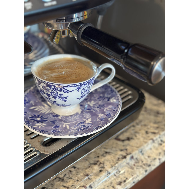 Ensemble de tasse à thé et soucoupe à motif floral bleu