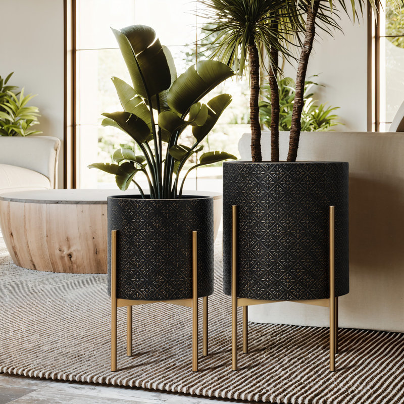 Ensemble de 2 pots à fleurs en métal estampés noirs avec supports dorés