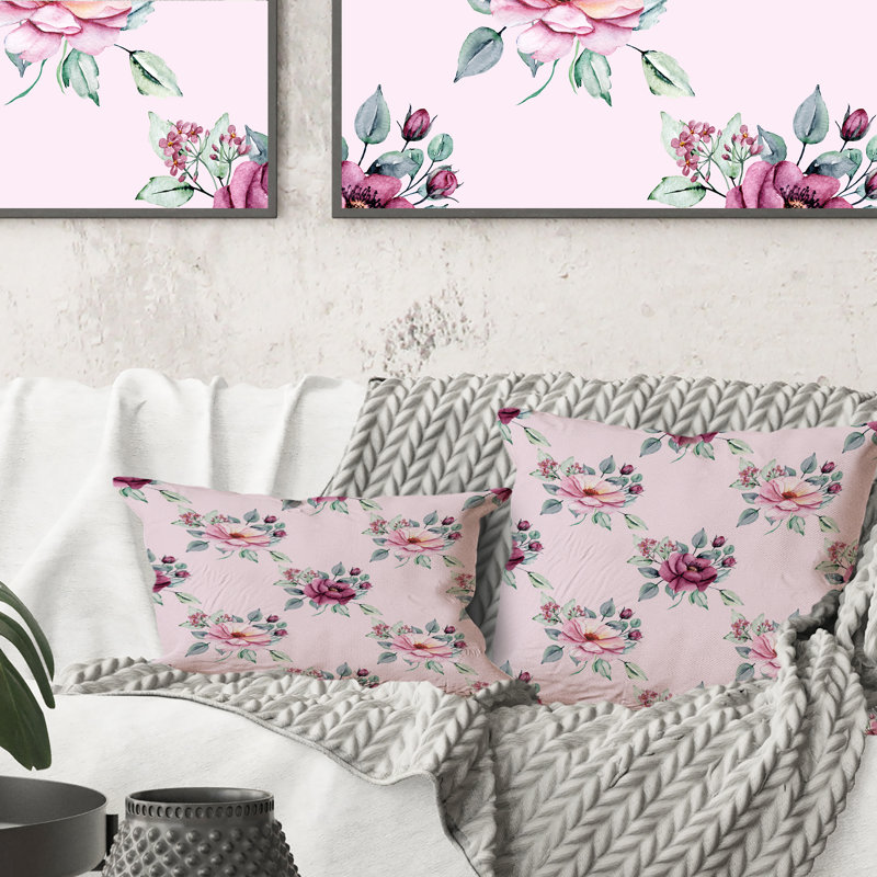 Coussin décoratif à motif de fleurs roses et rouges sur fond rose, 16 po x 16 po