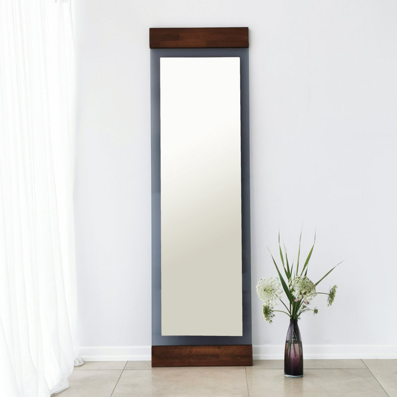 Miroir Modern Modern avec cadre en métal, 19,7 po x 66,9 po x 1,2 po | Élégante finition noyer et fumée | Conception pleine longueur, parfaite pour les chambres à coucher et les vestiaires | Décoration élégante et durable