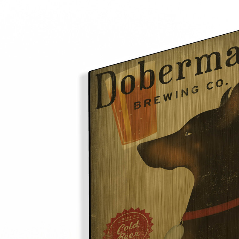 « Doberman Brewing Company », une œuvre murale en métal doré de Ryan Fowler, 30,5 x 40,5 cm, 12 po x 16 po