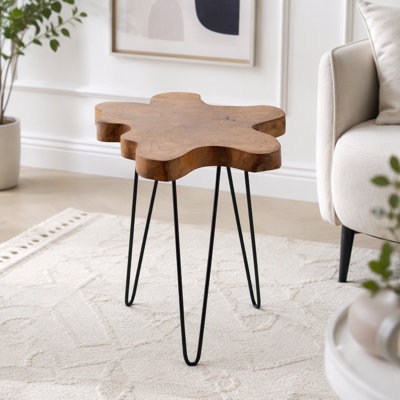 Table d'appoint en teck recyclé à bords naturels avec pattes en épingle à cheveux