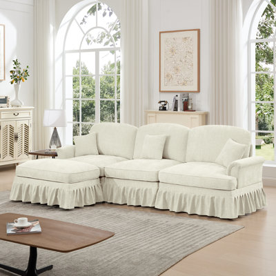 Canapé modulaire en L à 3 places en blanc beige, chenille, accoudoirs évasés et jupes amovibles, pieds fuselés Century Three avec pieds, plis blancs